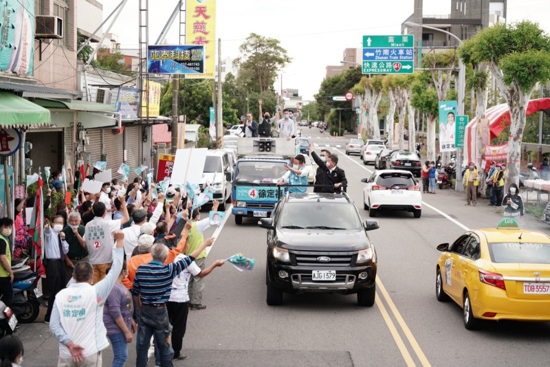 陳時中陪徐定禎車隊掃街，支持者夾道歡迎。   圖：徐定禎競辦提供