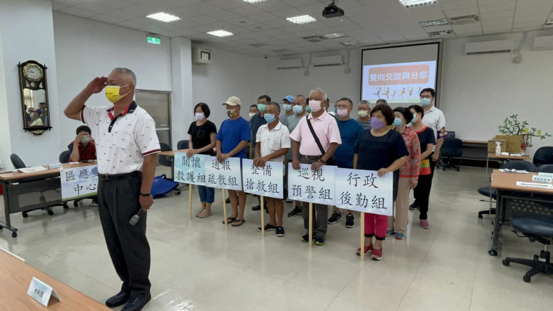 淡水草東里里長黃逢晚率領社區團員完成自主防災演練。   圖：新北市水利局提供