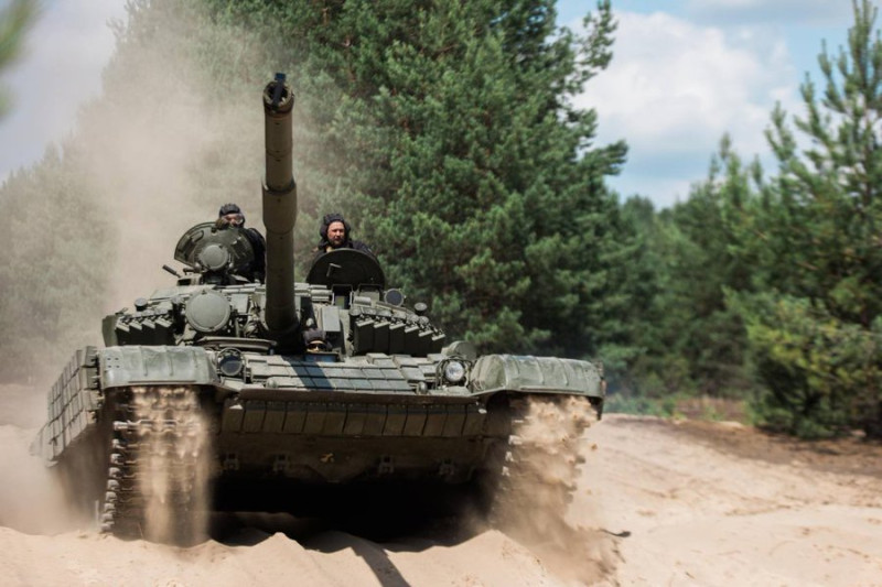 美國、荷蘭提供資金，捷克軍工產業負責翻新修復升級，12月將交付90輛前蘇聯T-72B主戰坦克給烏克蘭。   圖：翻攝@TreasChest推特