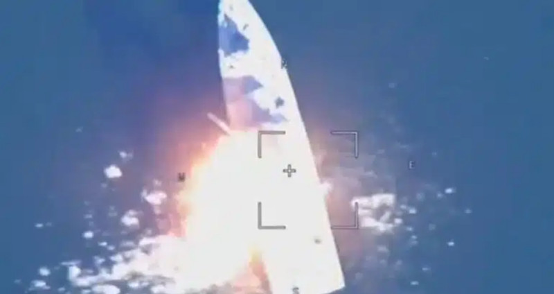 俄國媒體《俄羅斯新聞社》報導，俄羅斯軍隊使用「柳葉刀」(Lancet)巡飛彈系統成功襲擊烏克蘭Gyurza-M級砲艇。   圖：@Capt_Navy推特影片截圖
