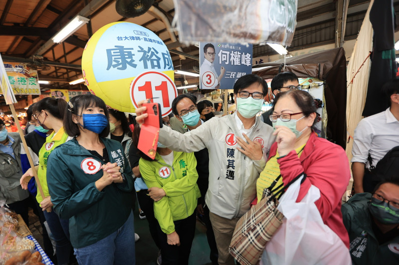 陳其邁與民眾玩自拍。   圖：陳其邁競總提供