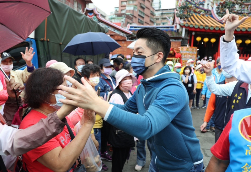 國民黨台北市長候選人蔣萬安出席景美集應廟平安繞境大典。   圖：蔣萬安競選辦公室/提供