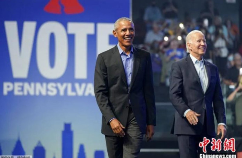 美國總統拜登和前總統歐巴馬於當地時間 11 月 5 日出席費城集會為民主黨人中期選舉拉票。   圖:翻攝自中新網