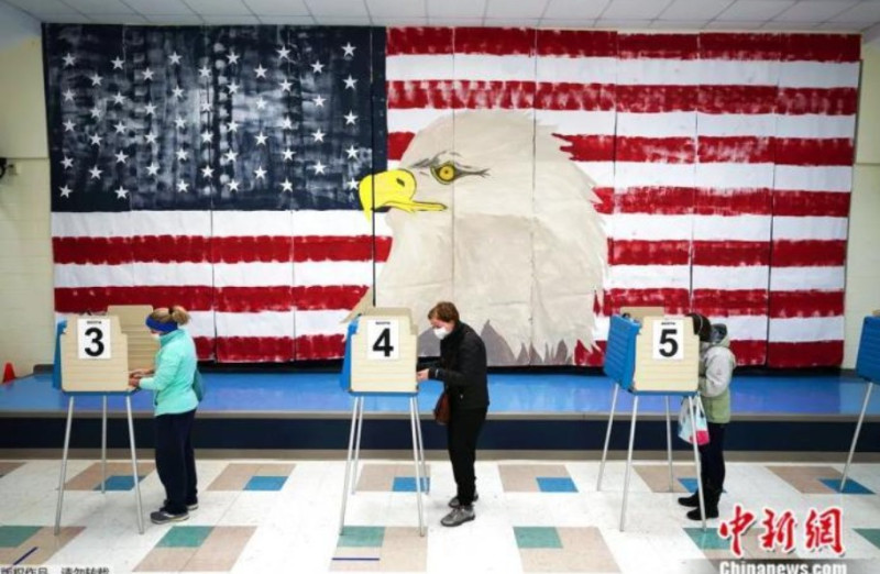 選民們正在為期中選舉投票。   圖:翻攝自中新網