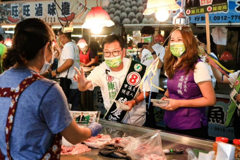 高閔琳(右)陪陳慶鴻跑市場。   圖:陳慶鴻提供