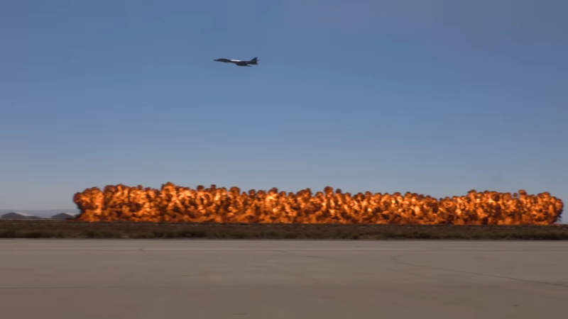 美軍的 B-1B 轟炸機表演側翻特技與低空對地轟炸。   圖：翻攝自YT影片