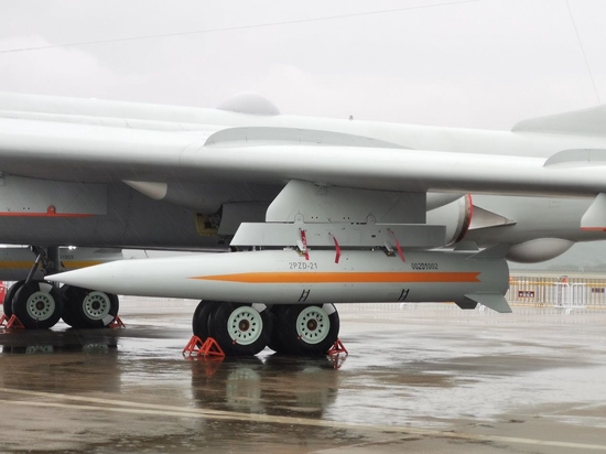 中國第14屆珠海航展，解放軍靜態展示「轟-6K」戰略轟炸機掛載一款外形與俄羅斯「匕首」高超音速飛彈相似導彈，中國媒體以「中國版匕首」相稱。   圖：翻攝澎湃新聞
