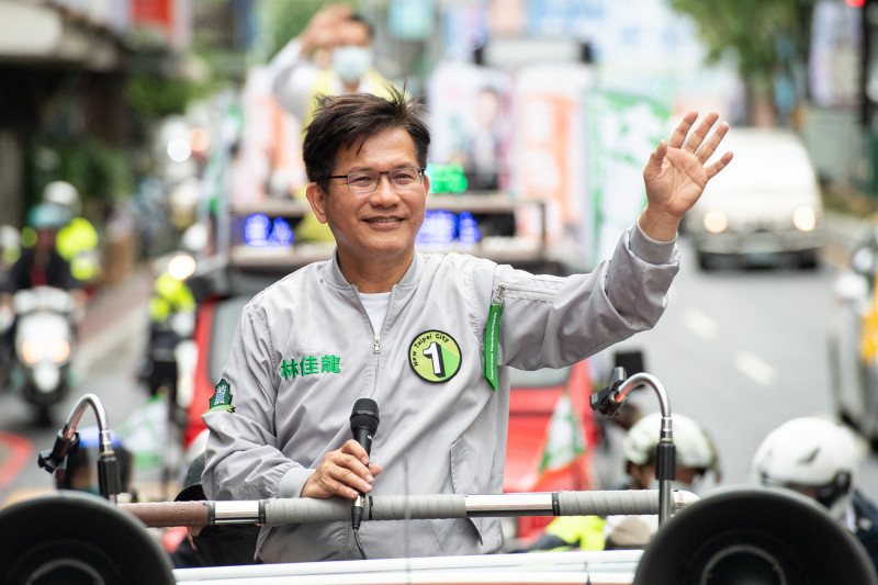民進黨新北市長候選人林佳龍今(8)日在中和區進行車隊掃街。   圖：林競辦提供