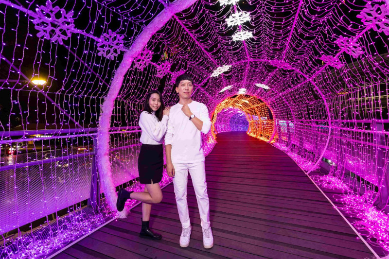 新站天橋「夢幻光廊」是心中最夢幻多彩的華麗宇宙。   圖：新北市觀旅局提供