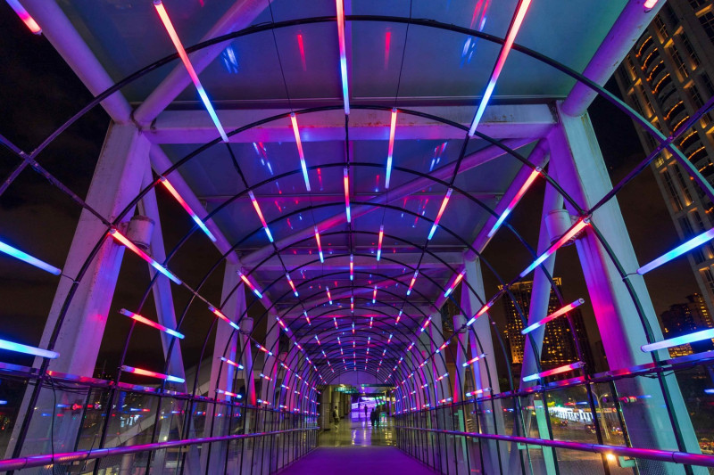 「原力光廊」以《星際大戰》為設計概念，由紅、藍、紫等多種顏色交織而成。   圖：新北市觀旅局提供