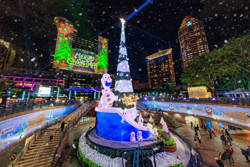 首篇光雕動畫「Disney+嘉年華篇」躍上市府大樓，吸引現場觀眾駐足驚呼及媒體搶拍！   圖：新北市觀旅局提供
