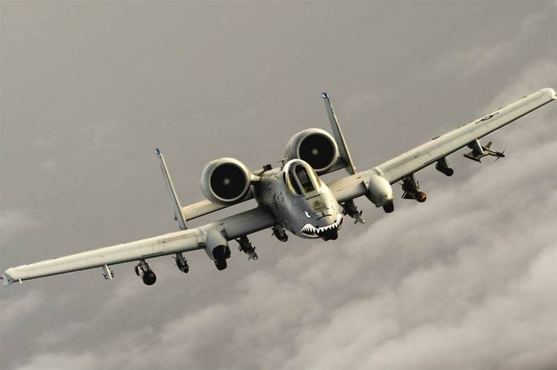 美軍A-10「雷霆二式」(Thunderbolt Ⅱ)攻擊機獲得換裝新的機翼，將可「延壽」、「續命」2500個小時的飛行時數，大概還可以再戰10年。   圖：翻攝US Air Force