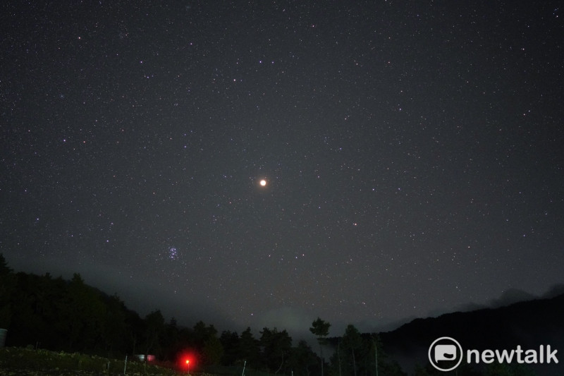 海拔2200公尺的福壽山農場天氣非常晴朗，天空上的繁星與地上的森林伴隨月全食和月掩天王星。   圖：張良一/攝