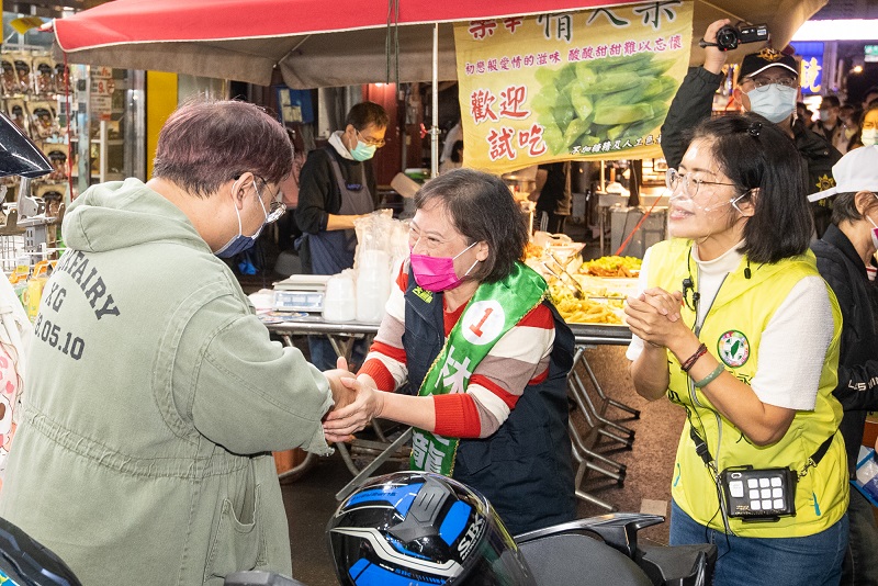 沿途受到許多夜市攤商及民眾歡迎，紛紛比讚加油。   圖：林競辦提供