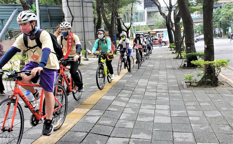 5校師生以自行車組隊，預計四天三夜繞經新北市4所小學，進行海洋教育及環境教育推廣暨服務學習行程。   圖：新北市教育局提供