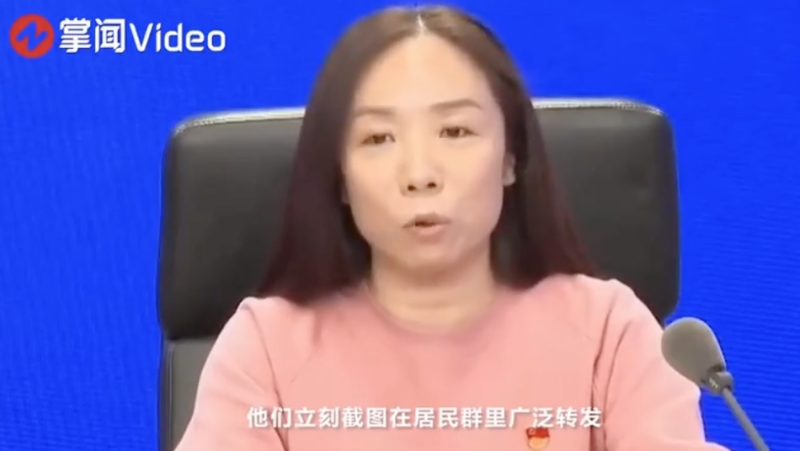 鄭州市女社區書記劉紅英在疫情記者會上稱因忙於政務，錯過女兒成人禮。   圖：翻攝推特影片