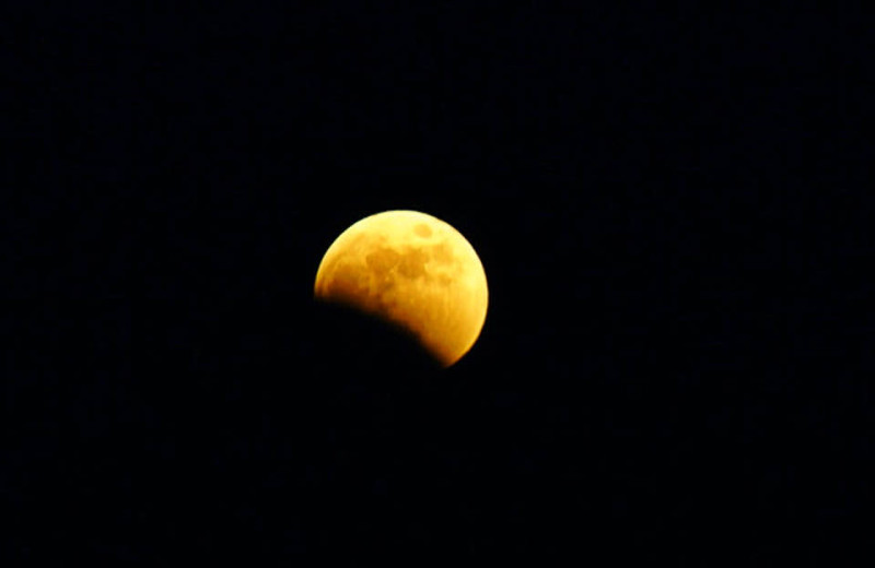 玉山北峰的血月。   圖：取自鄭明典臉書