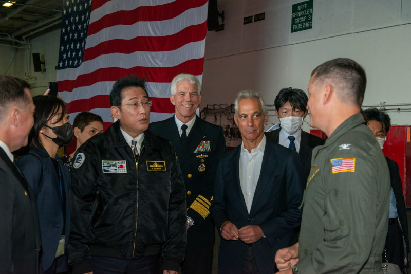 日本首相岸田文雄（左）會面美國駐日本大使易曼紐（右）和美國第七艦隊司令湯瑪斯中將（中）   圖：翻攝自美海軍網站