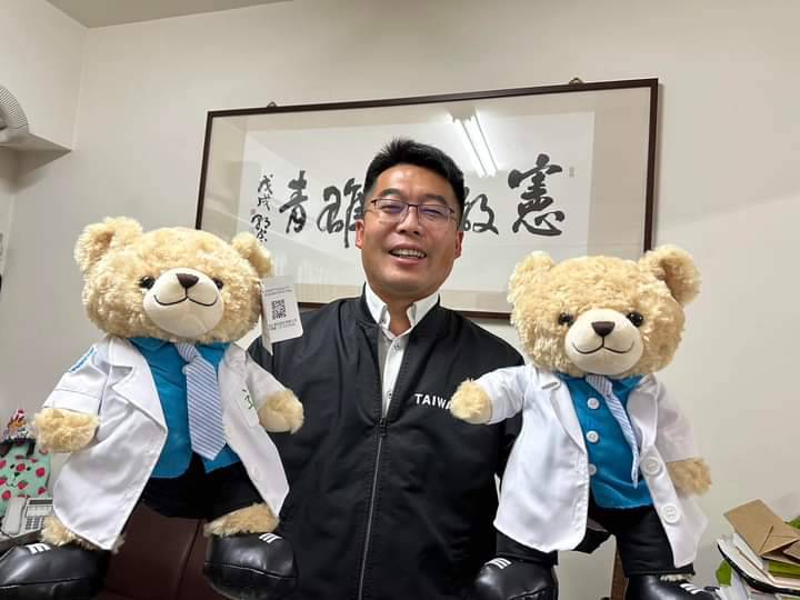 邱俊憲與超萌的「邁邁醫師熊」。   圖：翻攝臉書