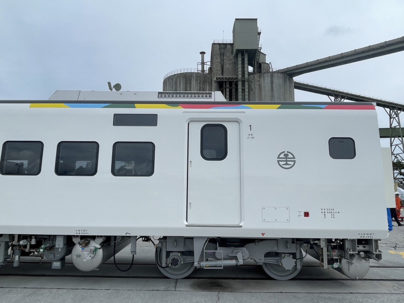 EMU3000特仕車6日抵台，7日卸船，並將於明年2/3上路。   圖：台鐵局／提供