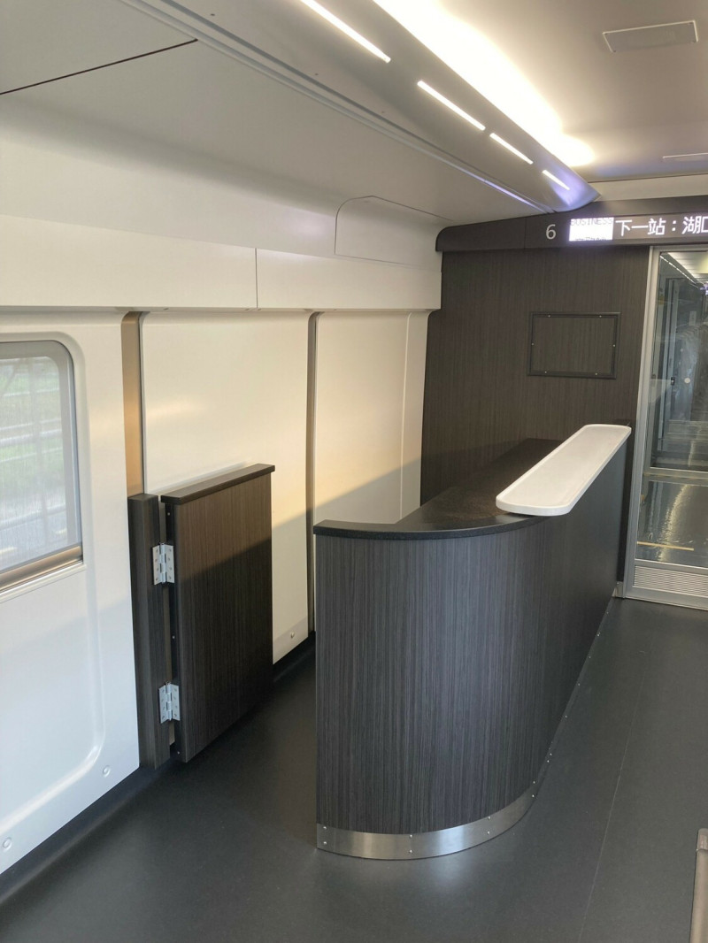 EMU3000特仕車設有吧檯，未來提供觀光的服務。   圖：台鐵局／提供