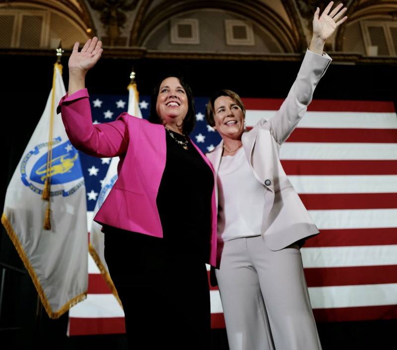 競選麻州州長的民主黨希利（Maura Healey，右）成為美國歷史上第一位公開出櫃的女同志州長。   圖：翻攝自推特