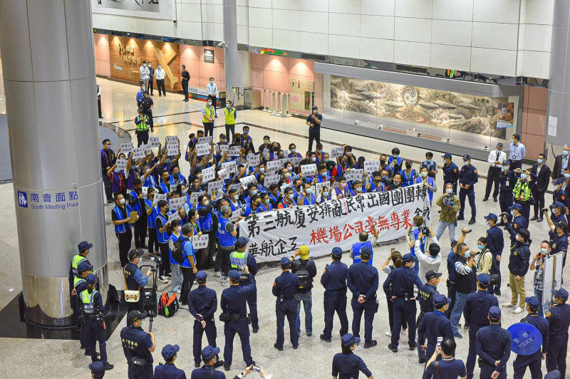 華航企業工會、全國航空業總工會今日到桃機陳情，反對以航線分配航廈營運使用。   圖：華航工會/提供