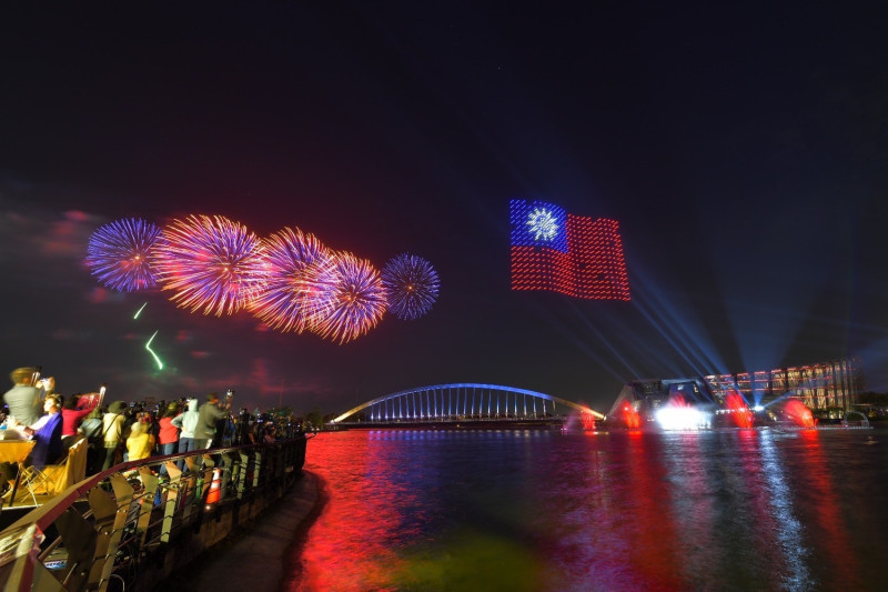 2022年國慶煙火在嘉義縣故宮南院施放，「無人機國家隊」在夜空排列出國旗圖案。（資料照）   圖：台灣希望創新/提供