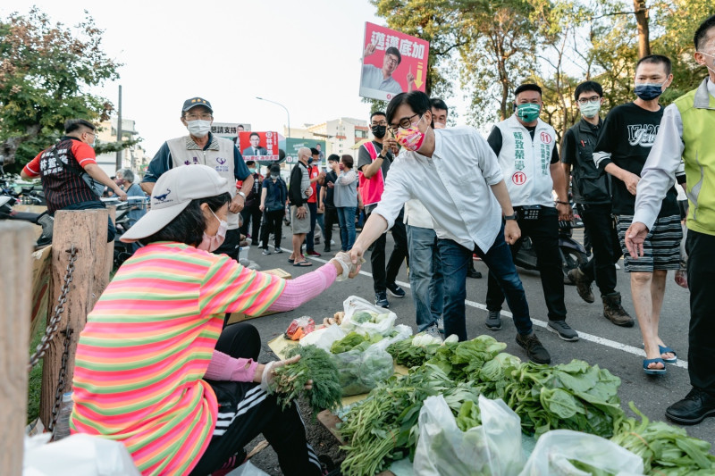 陳其邁與路邊的菜販握手。   圖：陳其邁競總提供