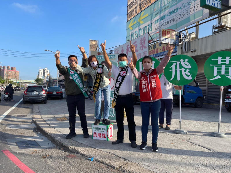 台灣基進與民進黨市議員候選人合體站路口。   圖：台灣基進提供