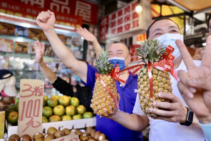 侯友宜到蘆洲市場拜票及蘆洲湧蓮寺參拜，民眾送上旺來。   圖：侯友宜選辦提供