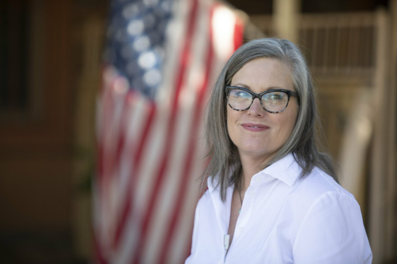亞利桑那州長選戰激烈，圖為民主黨州長候選人凱蒂‧霍布斯（Katie Hobbs）。   圖：翻攝自霍布斯推特（資料照）