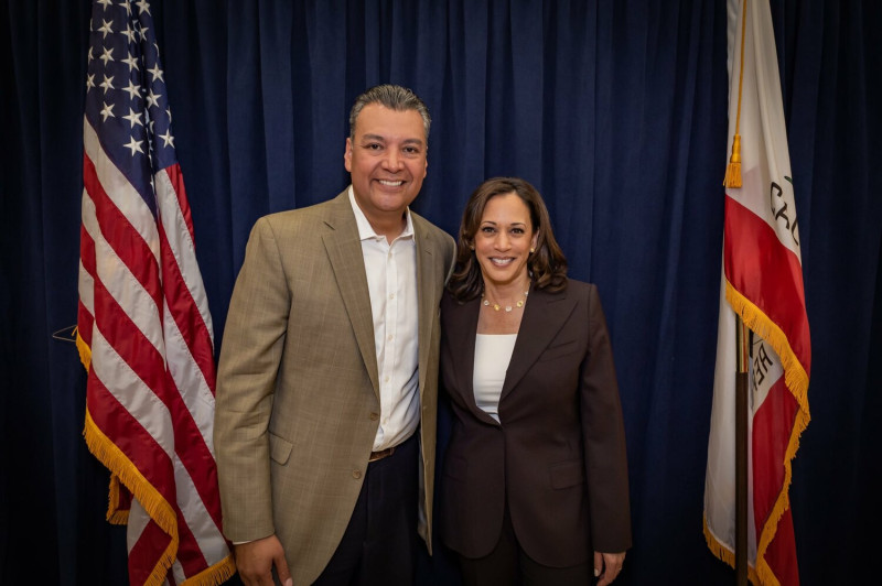 加州民主黨參議員亞力克斯·帕迪拉（Alex Padilla）(左) 與美副總統賀錦麗（Kamala Harris）合影。   圖：翻攝自帕迪拉推特