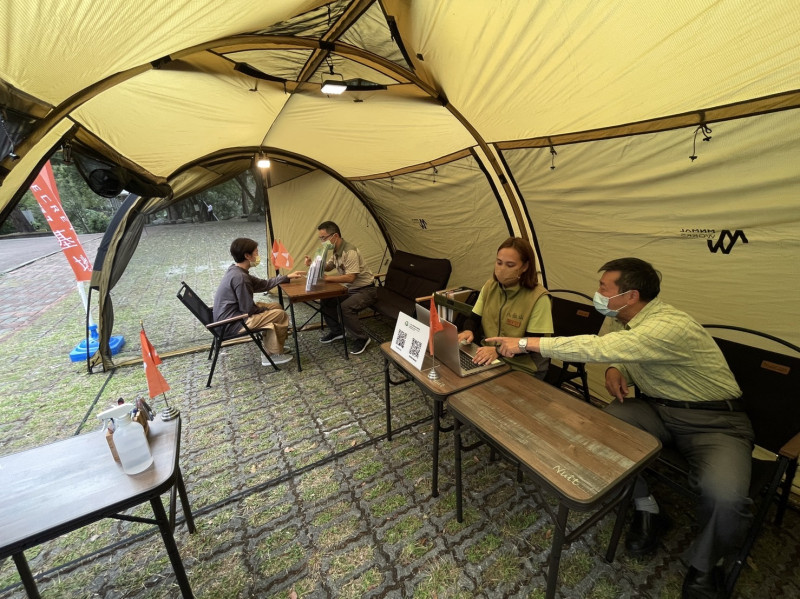 八仙山以「露營風格」搭建臨時服務區。   圖：東勢林區管理處／提供