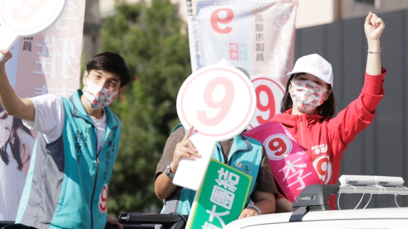 李雅慧(右)掃街。   圖：民進黨高市黨部提供