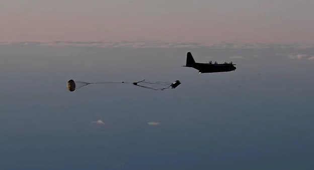 美國特種作戰部隊通過一架 C-130 戰略運輸機空投遠程導彈進行發射。   圖 : 翻攝自美國北約司令部