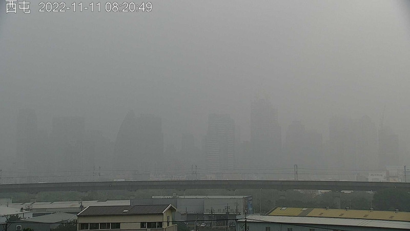 台中市西屯區的空品監測畫面，一大早就是霧濛濛。   取自蔡其昌臉書