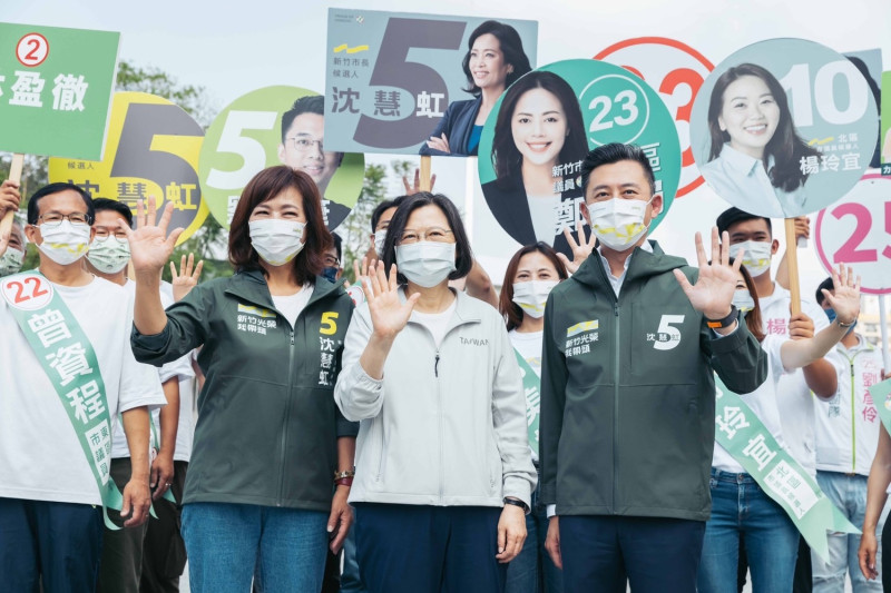 民進黨新竹市長候選人沈慧虹（左）、總統蔡英文（中）、前新竹市長林智堅（右）。   圖：沈慧虹競選辦公室／提供