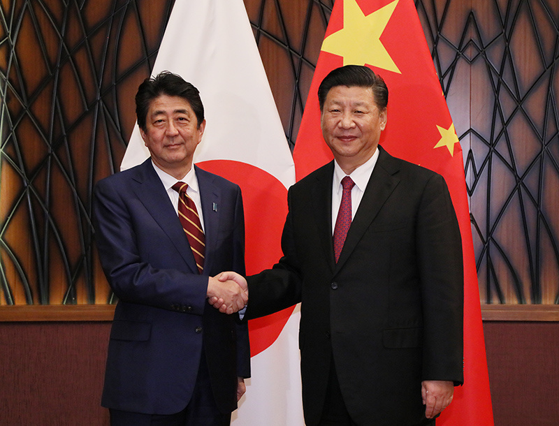 2017年11月中共領導人習近平與日本前任已逝首相安倍晉三會面。   圖：翻攝自維基百科（資料照）