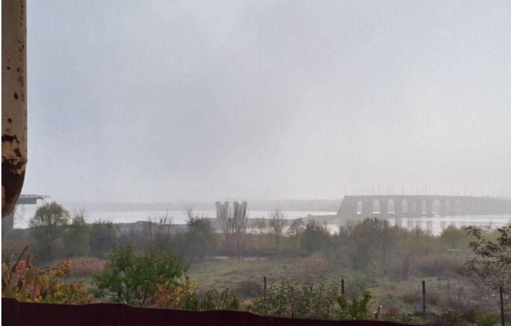 照片顯示，烏克蘭赫爾松地區第聶伯河上的主要橋樑、安東諾夫斯基橋已被俄軍摧毀。    圖 : 翻攝自推特