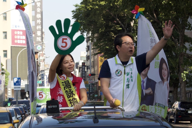 邱志偉(左)陪台大學妹湯詠瑜車掃。   圖：湯詠瑜競總提共