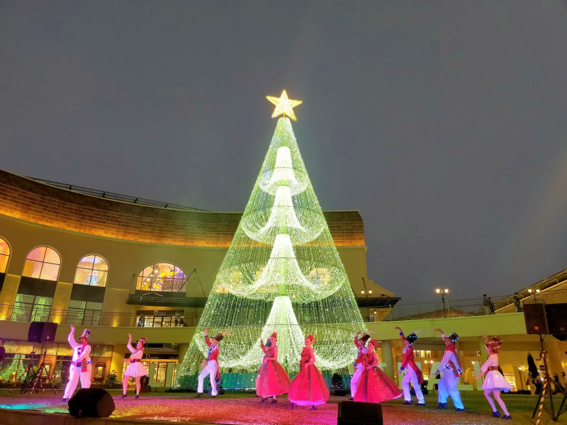 麗寶樂園18公尺主燈「米娜瓦之樹」今晚點亮。   唐復年/攝