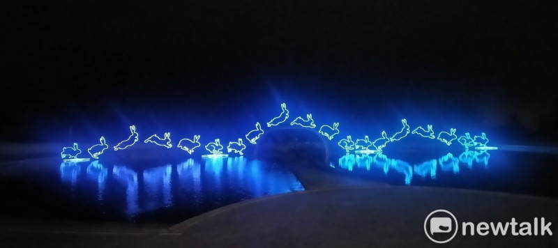 科莫湖上設置「光之躍兔」燈區，可愛的兔子們搭配燈光與音樂節奏起落變化在湖面嬉戲跳躍，暨吸睛又非常療癒。   唐復年/攝
