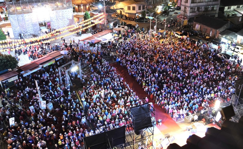盧秀燕在清水紫雲巖前廣場的晚會，逾5千人到場力挺。   盧秀燕競選總部/提供