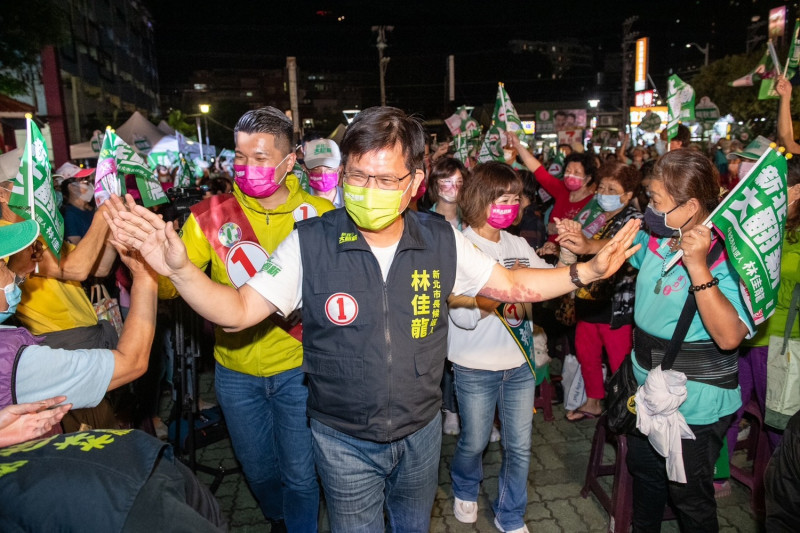 在週五夜晚吸引滿滿熱情鄉親擠爆活動會場，更添林佳龍實現「新北大翻新」的信心。   圖：林競辦提供