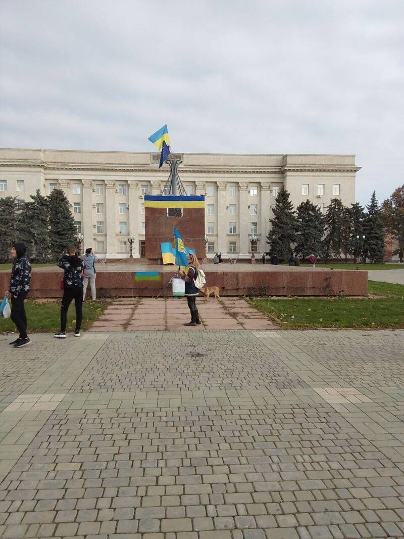 最近被烏克蘭軍隊收復得赫爾松市政中心外，有人插了烏克蘭國旗以及歐盟的歐洲旗。   圖：翻攝推特
