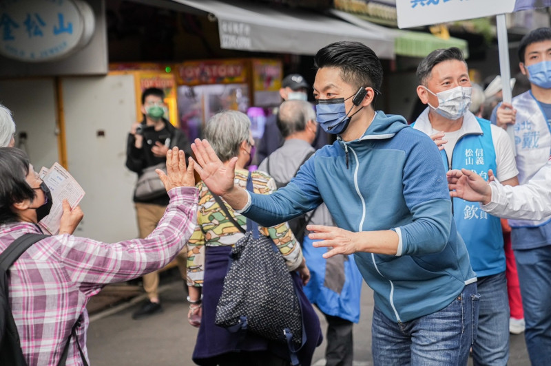 國民黨台北市長候選人蔣萬安持續於市場掃街。   圖：蔣萬安競選辦公室/提供