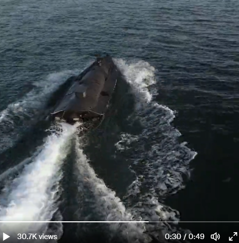讚烏克蘭曝光的影片當中，其研製的無人自殺快艇疑似已經展開任務。   圖：翻攝自United 24推特