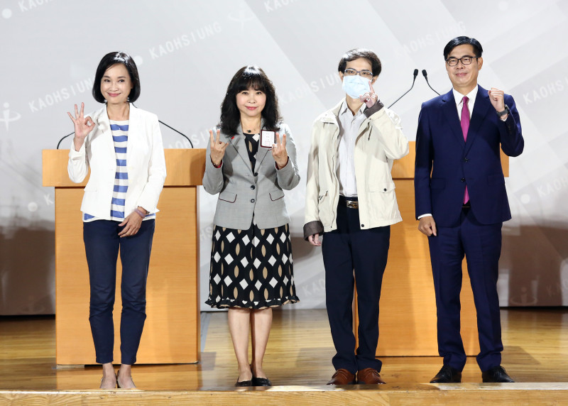 柯志恩(左一)酸陳其邁(右一)不要再懷念韓國瑜。   圖：高雄市選委會提供