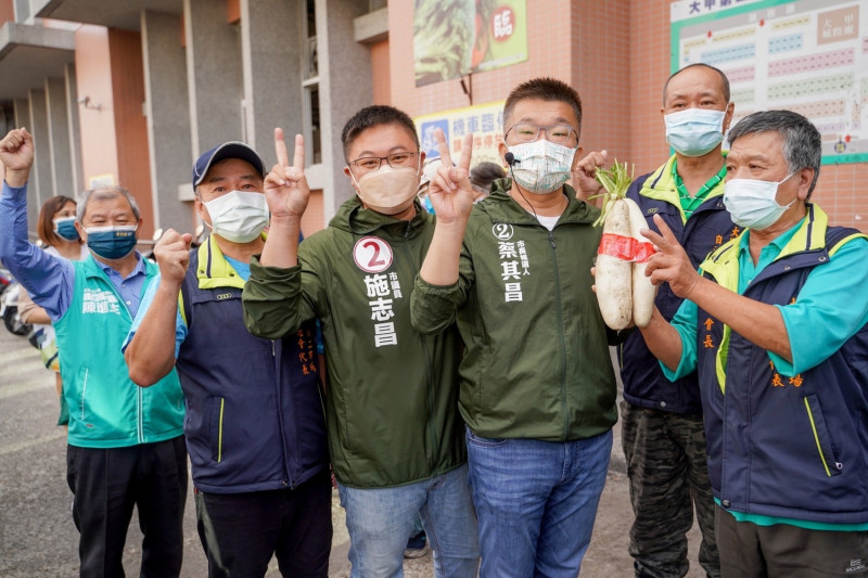 蔡其昌今（12）天一早回到海線，與市議員施志昌共同來到大甲第二公有市場掃街拜票。   圖：蔡其昌競選總部/提供